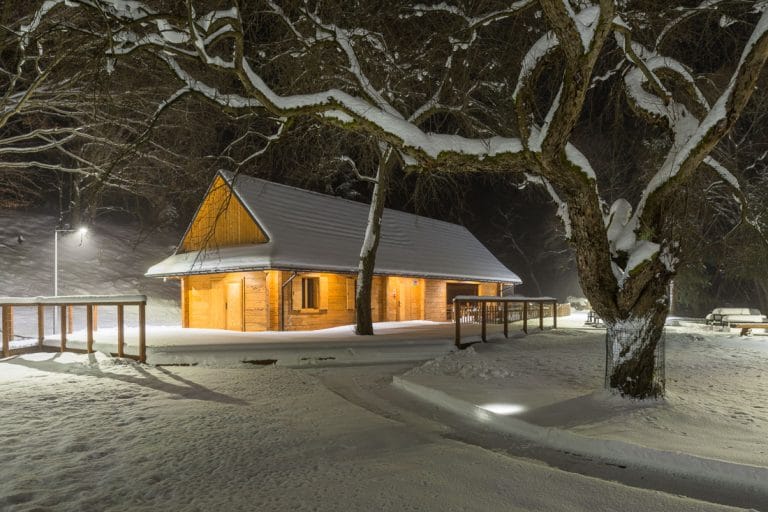 Obiekty Ekopark Radocyna wiata w stylu łemkowskiej chyży