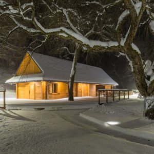 Obiekty Ekopark Radocyna wiata w stylu łemkowskiej chyży