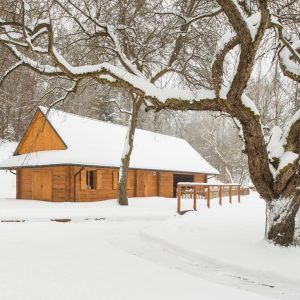 Obiekty Ekopark Radocyna wiata w stylu łemkowskiej chyży